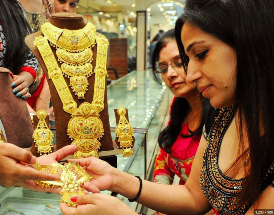 Today Gold  Silver Price Update :  आज बुधवार को जयपुर कोलकाता अहमदाबाद लखनऊ मुंबई दिल्ली सराफा बाजार में चांदी  और सोने की कीमतों में हल्का बदलाव आया है