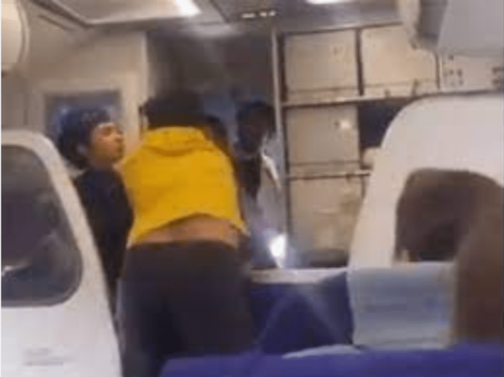 Today News IndiGo Passenger Fight :  एक यात्री ने पायलट के साथ मारपीट की  सोशल मीडिया पर  वायरल हुआ वीडियो