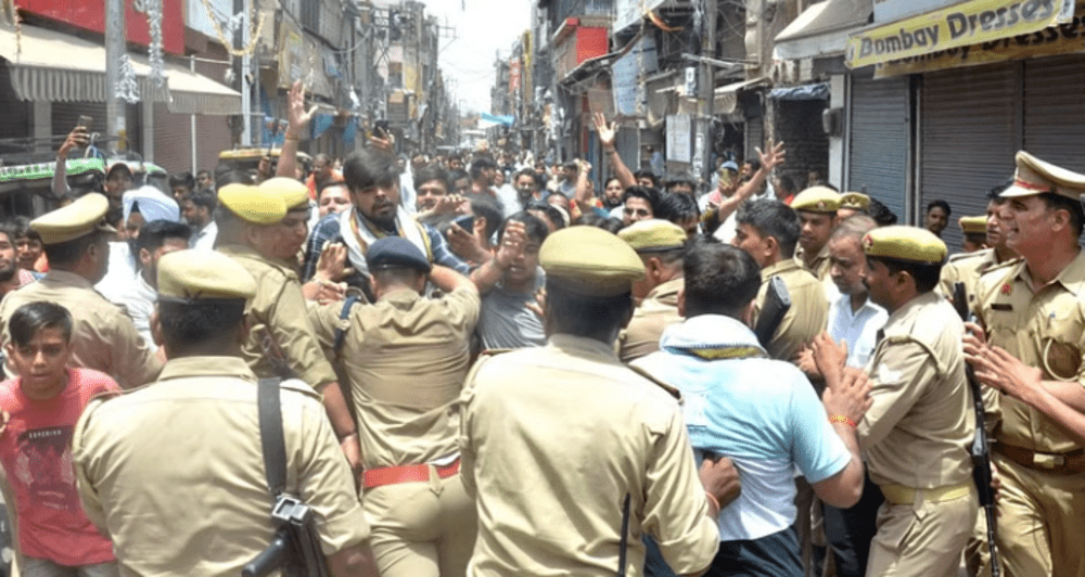 Today  Aligarh Crime News Update : अलीगढ़ के मामू भांजा क्षेत्र में मंगलवार की देर रात चोरी के संदेह में एक व्यक्ति की मौत के बाद उत्पन्न हुई हिंसा ने शहर में तनाव फैला दिया है। इस घटना के बाद अब तक छह लोगों को पुलिस ने हिरासत में लिया है।