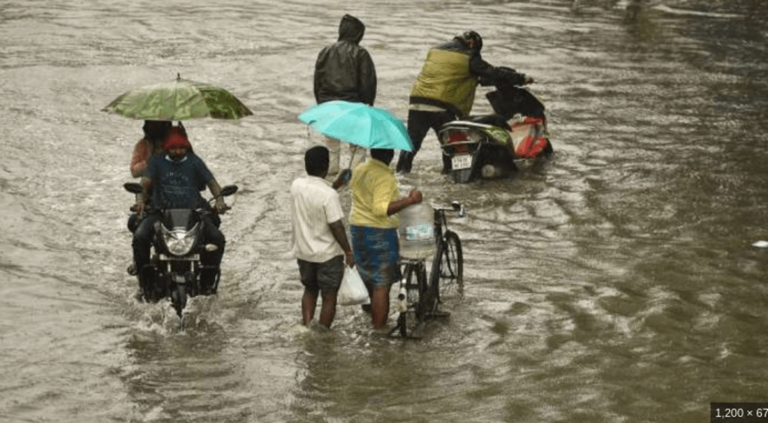 उत्तर प्रदेश के 20 जिलों में बाढ़ की भयानक स्थिति, एक हजार से ज्यादा गांव जलमग्न। गंगा के बढ़ते जलस्तर ने मचाया हाहाकार, गुजरात और महाराष्ट्र में भी रेड अलर्ट जारी