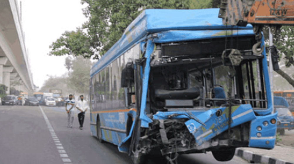 Delhi Bus Accident : दिल्ली में तेज रफ्तार का कहर, मेट्रो पिलर से टकराई DTC  बस महिला की मौत 24 लोग घायल