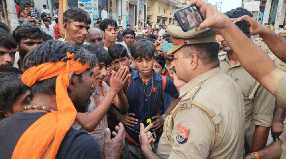 Kanwar Yatra 2024: कांवड़ यात्रा में दो श्रद्धालुओं में संघर्ष, डीजे की धुन पर विवाद के बाद हुई हाथापाई, जोरदार मुक्के और लातें चलीं