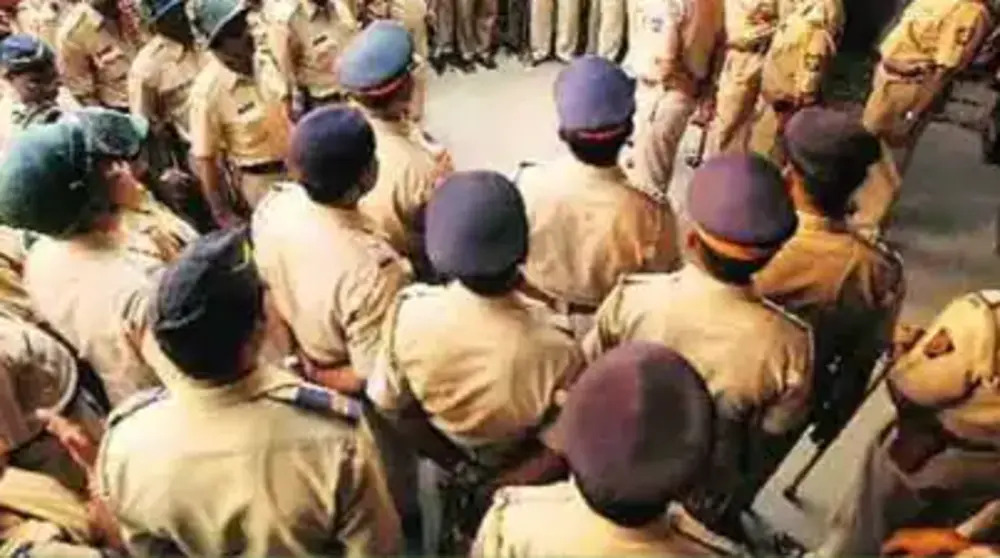 Lucknow Crime: Lucknow Police द्वारा दुर्व्यवहार का वीडियो वायरल अधिकारियों पर कार्रवाई