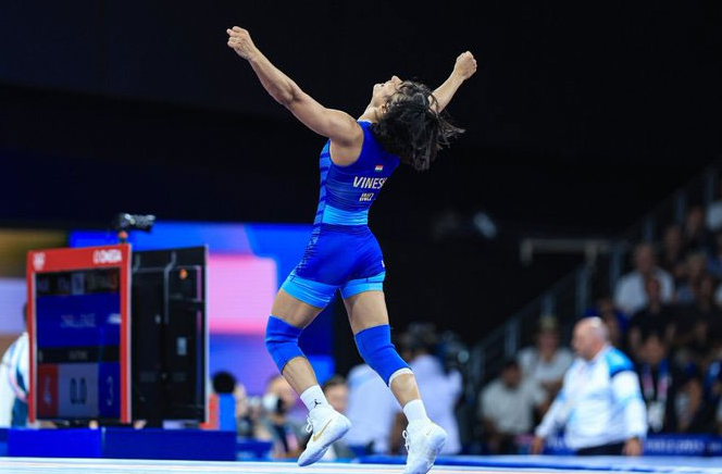 Paris Olympics 2024 : Vinesh Phogat को बड़ा झटका पेरिस ओलंपिक में अधिक वजन के कारण 50 किग्रा कुश्ती से बाहर